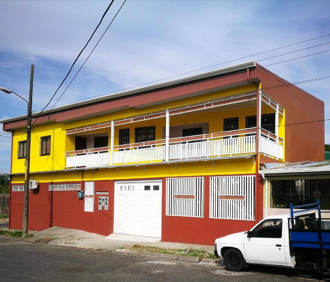 Aptos Casa Caribe, Habitaciones Privadas En Aptos Compartidos & Aptos Completos Con Auto Entrada ปูแอร์โตลีมอน ภายนอก รูปภาพ