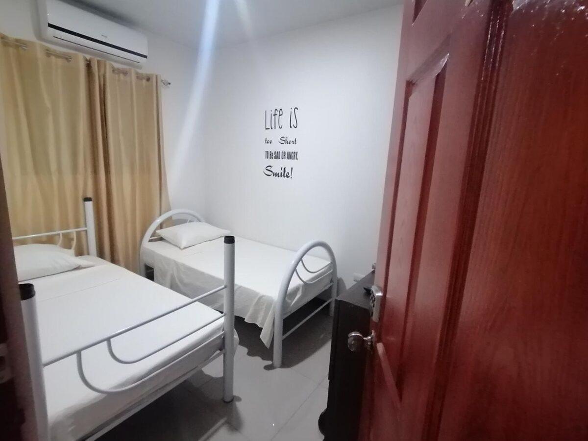 Aptos Casa Caribe, Habitaciones Privadas En Aptos Compartidos & Aptos Completos Con Auto Entrada ปูแอร์โตลีมอน ภายนอก รูปภาพ
