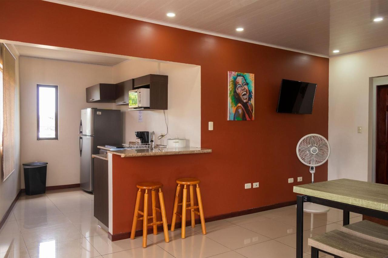 Aptos Casa Caribe, Habitaciones Privadas En Aptos Compartidos & Aptos Completos Con Auto Entrada ปูแอร์โตลีมอน ภายนอก รูปภาพ