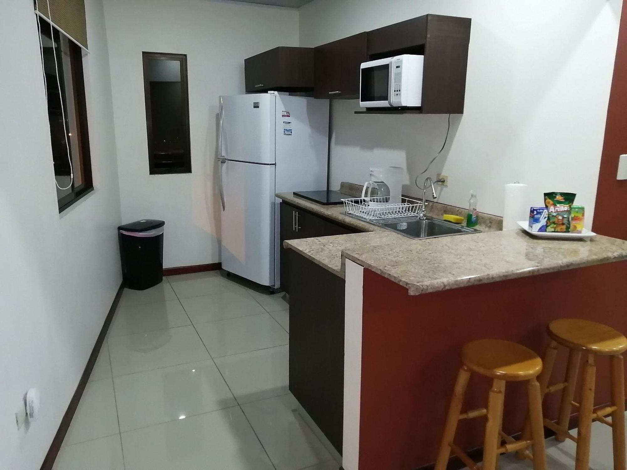 Aptos Casa Caribe, Habitaciones Privadas En Aptos Compartidos & Aptos Completos Con Auto Entrada ปูแอร์โตลีมอน ภายนอก รูปภาพ