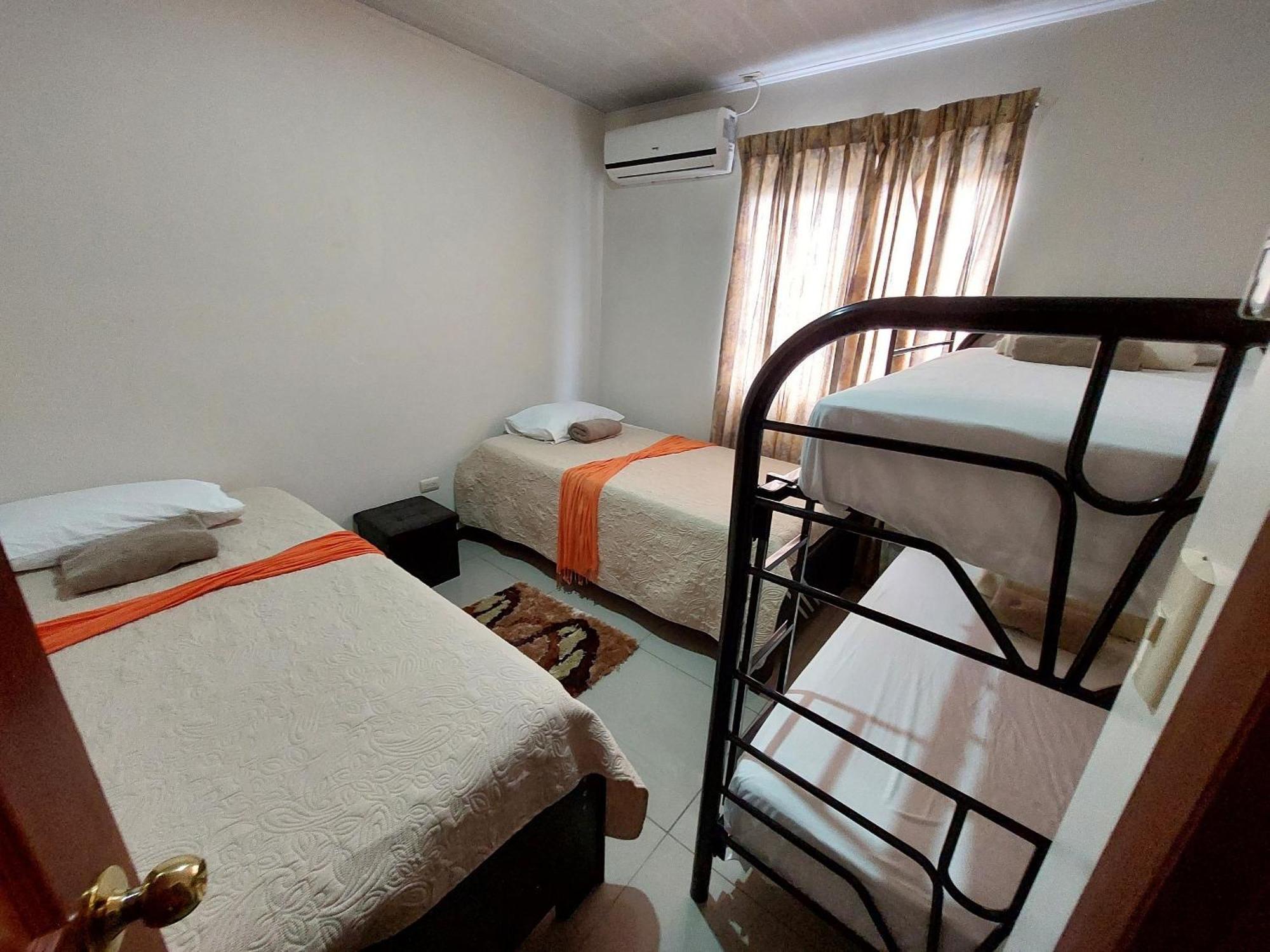 Aptos Casa Caribe, Habitaciones Privadas En Aptos Compartidos & Aptos Completos Con Auto Entrada ปูแอร์โตลีมอน ภายนอก รูปภาพ