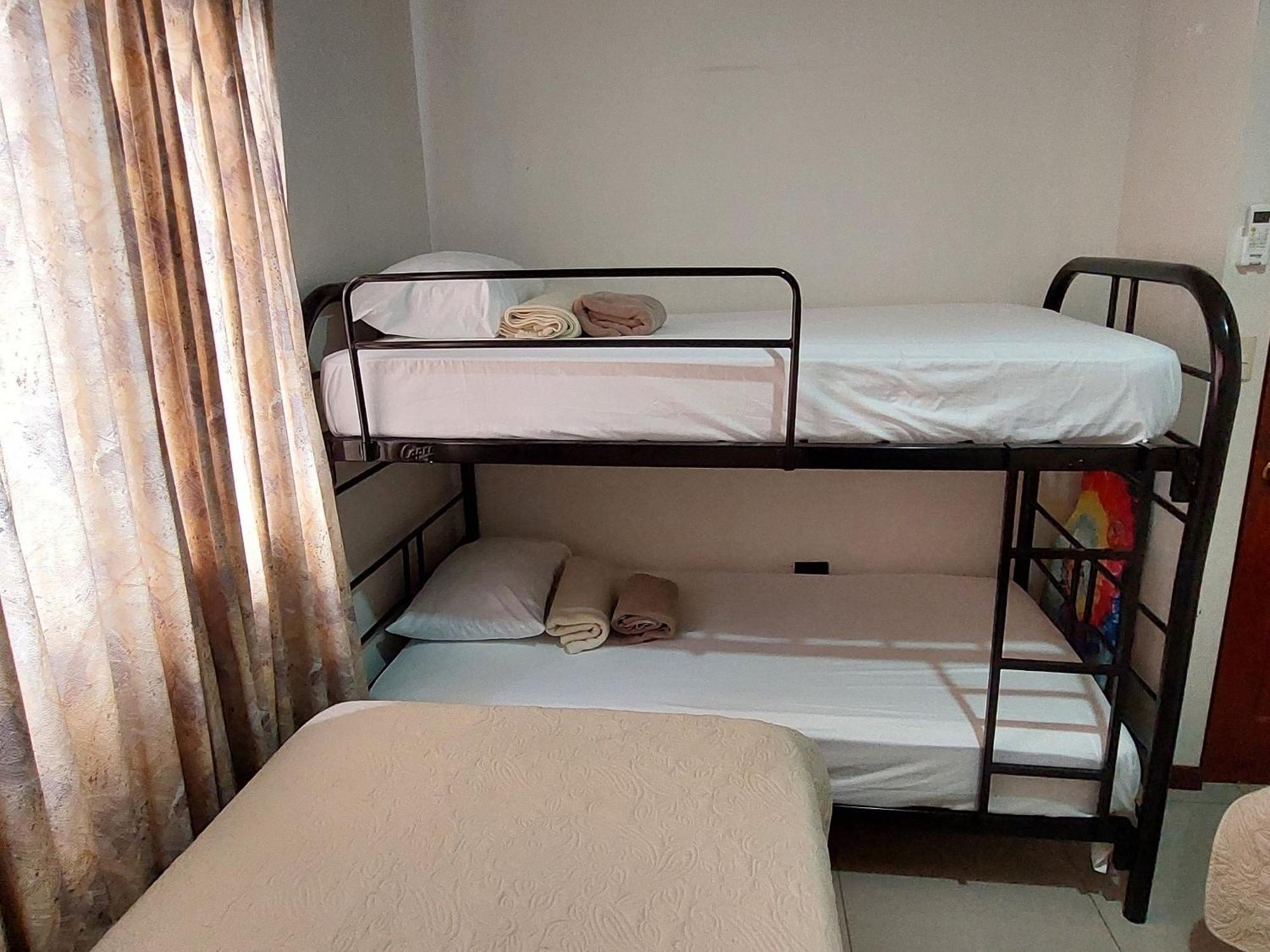 Aptos Casa Caribe, Habitaciones Privadas En Aptos Compartidos & Aptos Completos Con Auto Entrada ปูแอร์โตลีมอน ภายนอก รูปภาพ